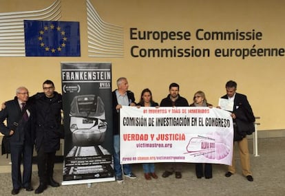 Portavoces de las víctimas del Alvia en Bruselas junto a la eurodiputada del BNG Ana Miranda (cuarta por la izquierda).