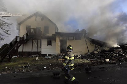 Un bombero inspecciona los restos del Hogar de vida asistida para adultos, Evergreen Court for Adults, en Nueva York, el día de hoy.