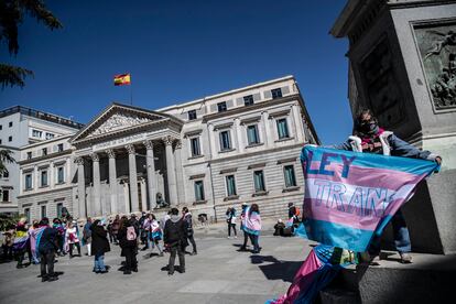 Manifestación a favor de una 'ley trans' a las puertas del Congreso, el pasado 17 de marzo.