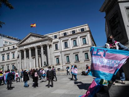 Manifestación a favor de una 'ley trans' a las puertas del Congreso, el pasado 17 de marzo.