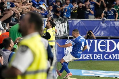 Santiago Cazorla (derecha) celebra tras marcar el 1-1 contra el Almería.