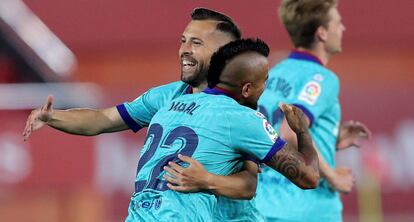 El centrocampista chileno del Barcelona Arturo Vidal celebra el primer gol de su equipo ante el Mallorca con su compañero Jordi Alba.