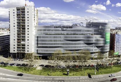 En la planta 24 de la Torre Picasso, en Madrid, se extendían, hasta 2013, las oficinas de la consultora CBRE, certificadas con el primer LEED Oro de Interiores de España y Europa. Después se mudaron al edificio Castellana 200, a 1,7 kilómetros bajando el Paseo de la Castellana, donde obtuvieron el LEED Platino para su octava y novena planta, al que el mes pasado le sumaron el de sus oficinas en Barcelona. "Nuestra sexta planta además tiene el primer certificado WELL en España, y estamos en el ranking Best Place to Work", afirma Luis Cabrera, director de Energía y Sostenibilidad.