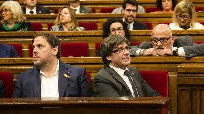El expresidente de Cataluña, Carles Puigdemont (derecha), y Oriol Junqueras durante el pleno en el que se debatió la respuesta a la aplicación del artículo 155, en 2017.