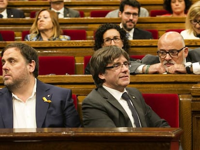 El expresidente de Cataluña, Carles Puigdemont (derecha), y Oriol Junqueras durante el pleno en el que se debatió la respuesta a la aplicación del artículo 155, en 2017.