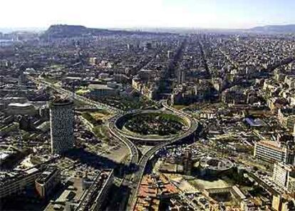 El anillo de la plaza de las Glòries Catalanes parte la Diagonal en dos y quiebra el trazado de la ciudad.