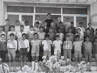 Alumnos del curso de 1970 del seminario marista de La Marina de Elche, con su tutor, Joaquín Bascuñana, acusado de abusos.