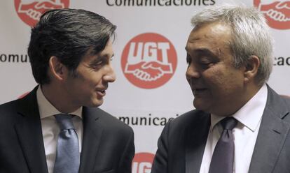 El presidente de Telefónica, José María Álvarez-Pallete, con el secretario de Estado de Telecomunicaciones, Víctor Calvo-Sotelo Ibáñez-Martín, en Madrid el 10 de mayo de 2016.