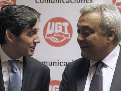 El presidente de Telef&oacute;nica, Jos&eacute; Mar&iacute;a &Aacute;lvarez-Pallete, con el secretario de Estado de Telecomunicaciones, V&iacute;ctor Calvo-Sotelo Ib&aacute;&ntilde;ez-Mart&iacute;n, en Madrid el 10 de mayo de 2016. 