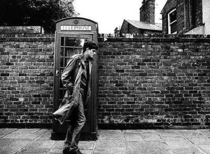 El actor Sam Riley, en la piel de Ian Curtis en un fotograma de Control.