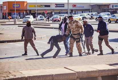 Arresto de saqueadores durante los disturbios en Vosloorus (un suburbio de Johanesburgo, en Sudáfrica) el pasado 13 de julio.