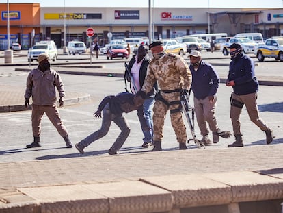 Arresto de saqueadores durante los disturbios en Vosloorus (un suburbio de Johanesburgo, en Sudáfrica) el pasado 13 de julio.