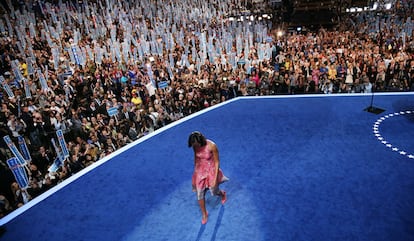 Michelle Obama abandona el escenario de la convención tras su discurso.