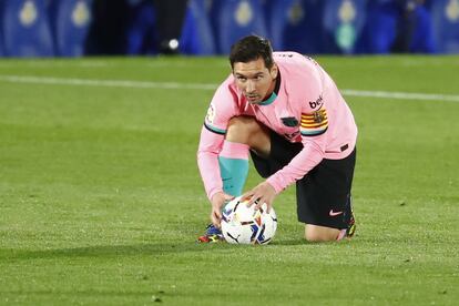 Lionel Messi coloca la pelota para lanzar una falta.