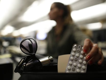 Una mujer coge unas pastillas de Lorazepam de su bolso.
