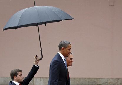 Además de las dos cumbres principales, los representantes de los 48 países que han acudido a Lisboa aprovecharan el fin de semana para mantener multitud de encuentros bilaterales. Uno de los líderes más esperados, Barack Obama, ha asistido a asistido a una ceremonia de bienvenida en el Palacio de Belem junto con el presidente portugués, Cávaco Silva (en la imagen, en segundo término).