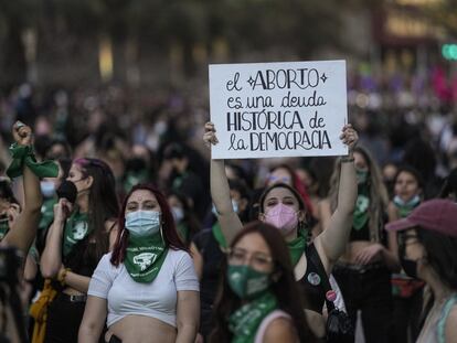 Mujeres participando de una marcha a favor del aborto en Santiago (Chile).