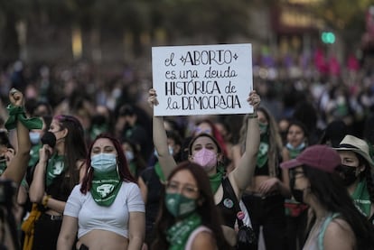 Chile prohibió totalmente el aborto a finales de la dictadura de Augusto Pinochet (1973-1990). En 2017 lo despenalizó durante el Gobierno de la socialista Michelle Bachelet, pero únicamente en tres causales: inviabilidad fetal, riesgo de muerte de la madre y embarazos producto de una violación.