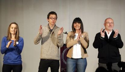 &Iacute;&ntilde;igo Errej&oacute;n, n&uacute;mero dos de Podemos, con Antonio Montiel (de oscuro), &Agrave;ngela Ballester (de azul) y Sandra M&iacute;nguez.  