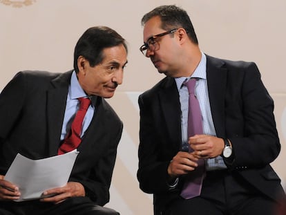 Rogelio Ramírez de la O y Gabriel Yorio, secretario y subsecretario de Hacienda, dialogan durante una conferencia en Ciudad de México, en abril de 2023.