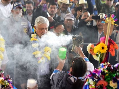 López Obrador con el pueblo Otomí en el centro de México.