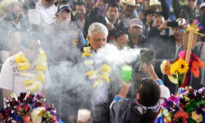 López Obrador con el pueblo Otomí en el centro de México.