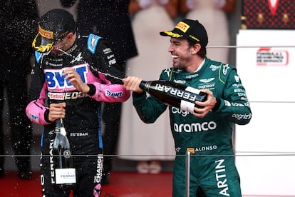 Fernando Alonso celebra el segundo puesto conseguido en el GP de Mónaco con Esteban Ocon, tercero.