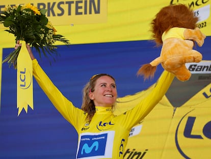 Annemiek Van Vleuten viste el maillot amarillo en el podio de Le Markstein.