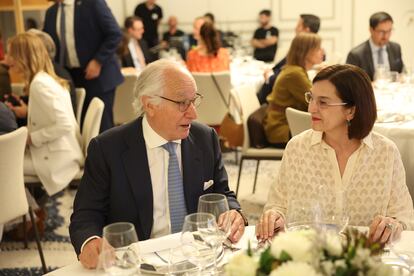 Juan María Nin, presidente del Círculo de Empresarios, conversa con Cani Fernández, presidenta de la CNMC, en la cena inaugural de la jornada.
