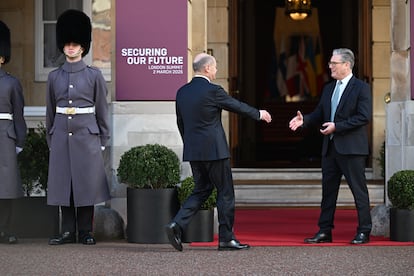 El canciller alemán en funciones, Olaf Scholz (a la izquierda), es recibido por el primer ministro británico, Keir Starmer.