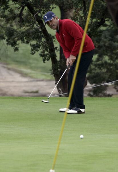 Severiano Ballesteros, en uno de sus <i>putts.</i>