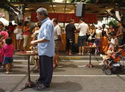 Visitantes de la Feria de Almería, ayer en uno de los bares del recinto.