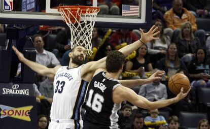 Pau Gasol intenta lanzar ante su hermano Marc.