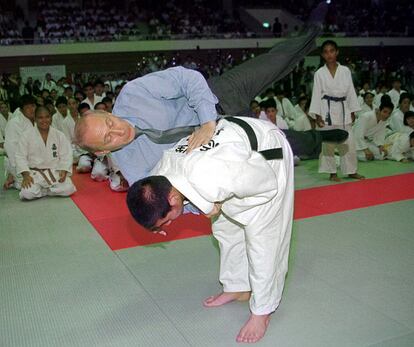 Vladímir Putin, presidente ruso, practica yudo durante su visita a una escuela de este deporte en Gusikava, en la isla japonesa de Okinawa, donde asiste a la una reunión del G-8, el 23 de junio de 2000.