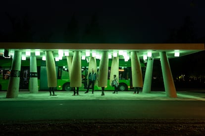 Unos ciudadanos esperaban al autobús en la parada de Being, en la zona universitaria, a finales de 2019.