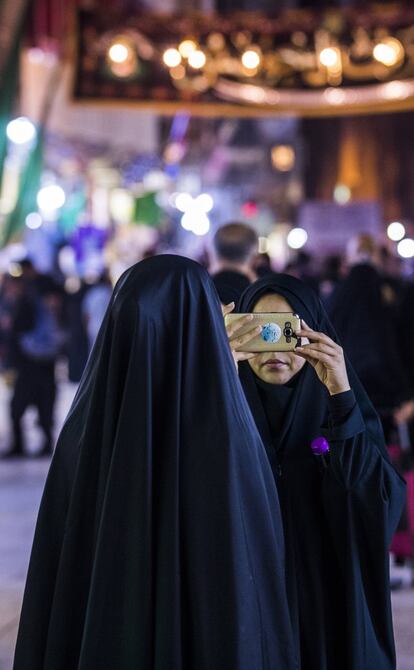 Dos mujeres chiíes vestidas con el chador en Kerbala. 9. Un ayatolá de Nayaf contesta las dudas de los fieles.