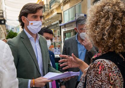 El vicesecretario de Comunicación nacional del PP, Pablo Montesinos, en una mesa de recogida de firmas en Huelva, este viernes. 