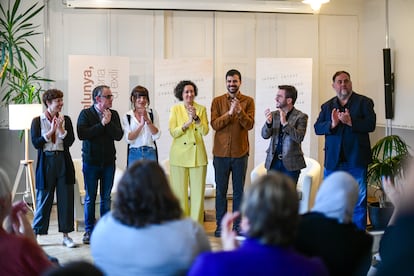 En el centro y vestida de amarillo, Marta Rovira, durante un mitin de ERC celebrado en Ginebra (Suiza) en abril de 2024.