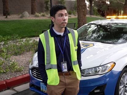 Cameron Donnarumma, oficial de vigilancia de agua, posa frente a su patrullero en Las Vegas, Nevada.