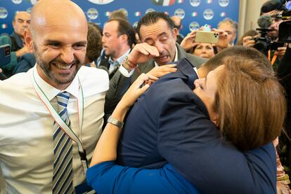 Meloni compareció ante la prensa pasadas las dos y media de la madrugada. Lo hizo en un tono tranquilo e institucional. Muy alejado de sus discursos encendidos de la campaña. Celebración del triunfo del partido Hermanos de Italia en la sede del partido, en la madrugada de este lunes, en Roma.