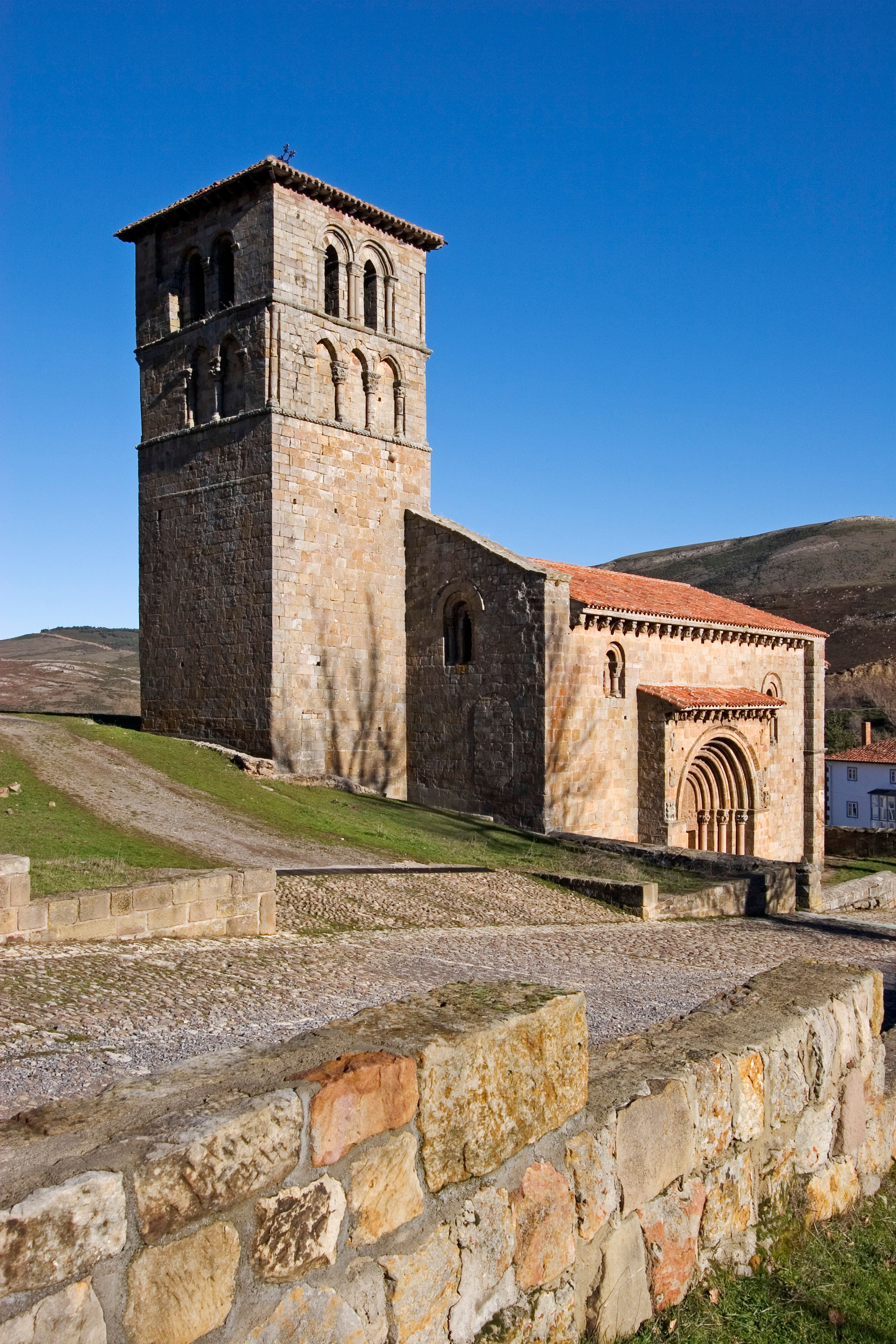 La colegiata de San Pedro, en la localidad cántabra de Cervatos.