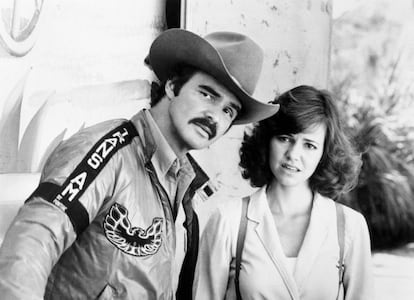 Burt Reynolds y Sally Field en 'Los caraduras III' (1983).