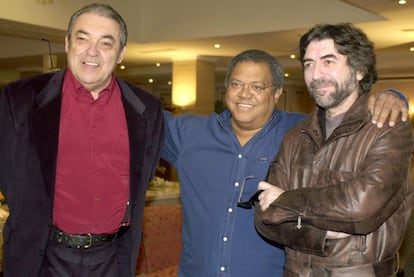 El cantautor cubano Pablo Milanés (centro), acompañado de Joaquín Sabina (derecha) y Alberto Cortez (izquierda), con quienes colaboró para la grabación de su disco 'Pablo querido', en 2002.