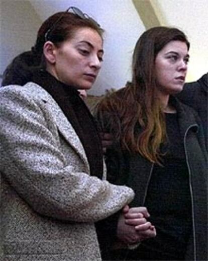 Donata Cutuli, (izqda.), hermana de la reportera italiana, y Mónica G. Prieto, viuda de Fuentes, durante el acto.