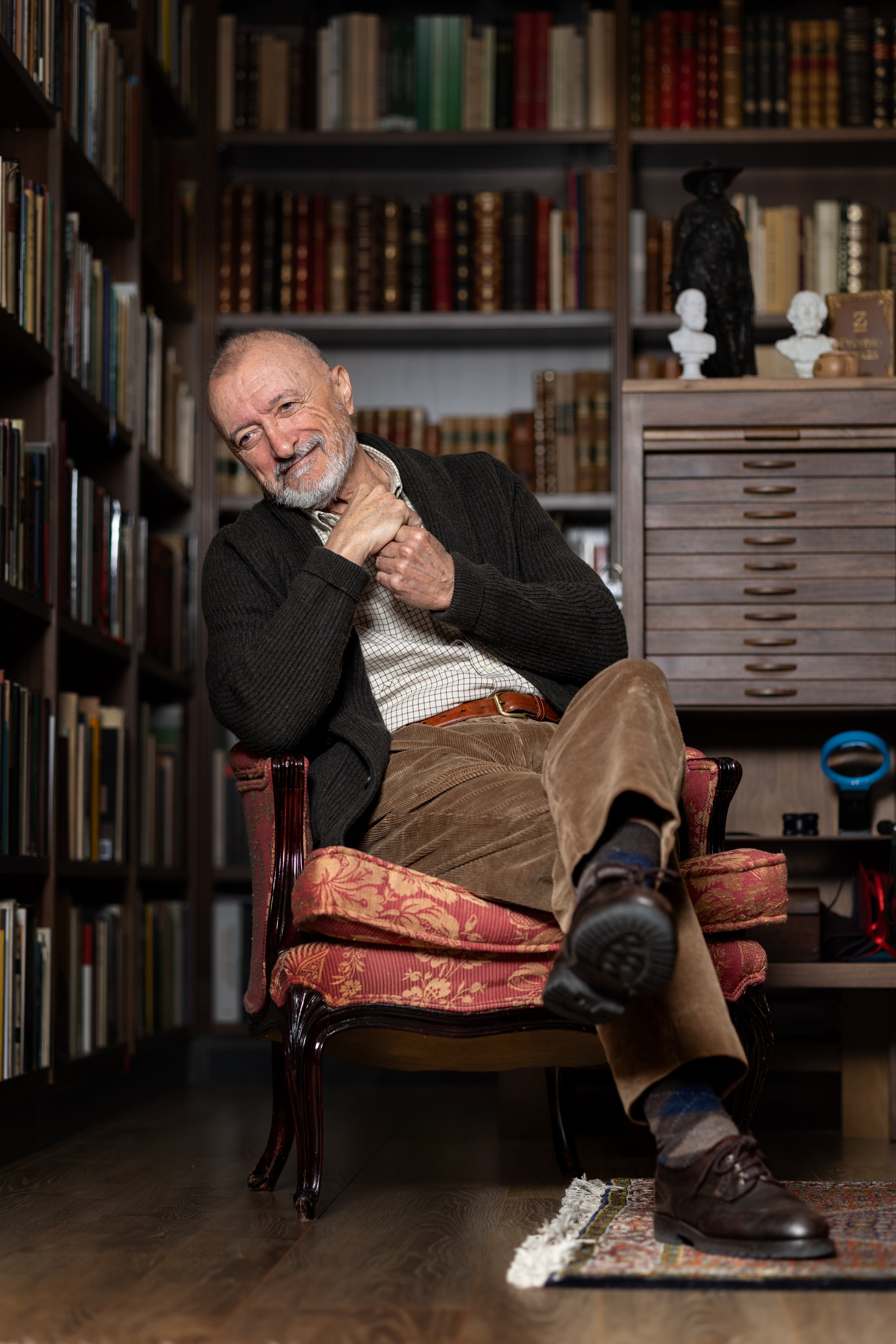 Pérez-Reverte en su casa de Madrid, el 17 de febrero.