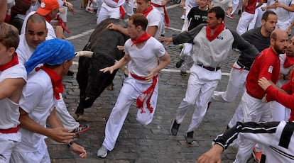 Los toros de la ganadería de Cebada Gago han protagonizado un encierro muy peligroso, durante el segundo encierro de los Sanfermines de 2016.