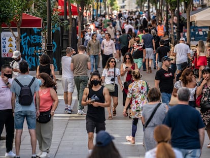 Decenas de personas caminando por la calle Montera, Madrid.