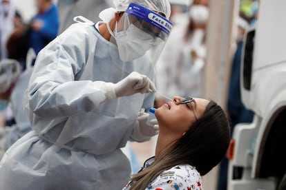 Trabajadores de la salud realizan pruebas para la covid-19, frente al hospital de Kennedy, en Bogotá (Colombia). Este lugar permanece en cuarentena total por la elevada cantidad de contagios que presenta. 