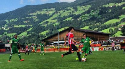 Iturraspe con el balón en el amistoso del Athletic contra el Werder Bremen.