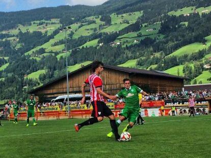 Iturraspe con el balón en el amistoso del Athletic contra el Werder Bremen.